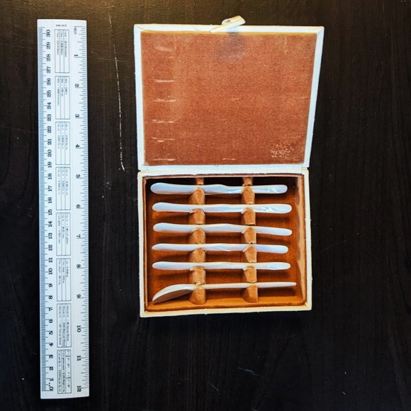 Vintage Handmade Mother of Pearl Caviar Knife & Spoon Set in Velvet-lined Case - Picture 2 of 5